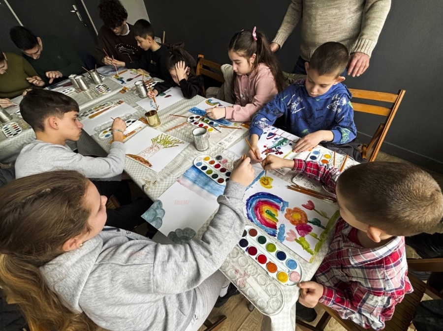 И в областния град рисуваха картини и моделираха глина